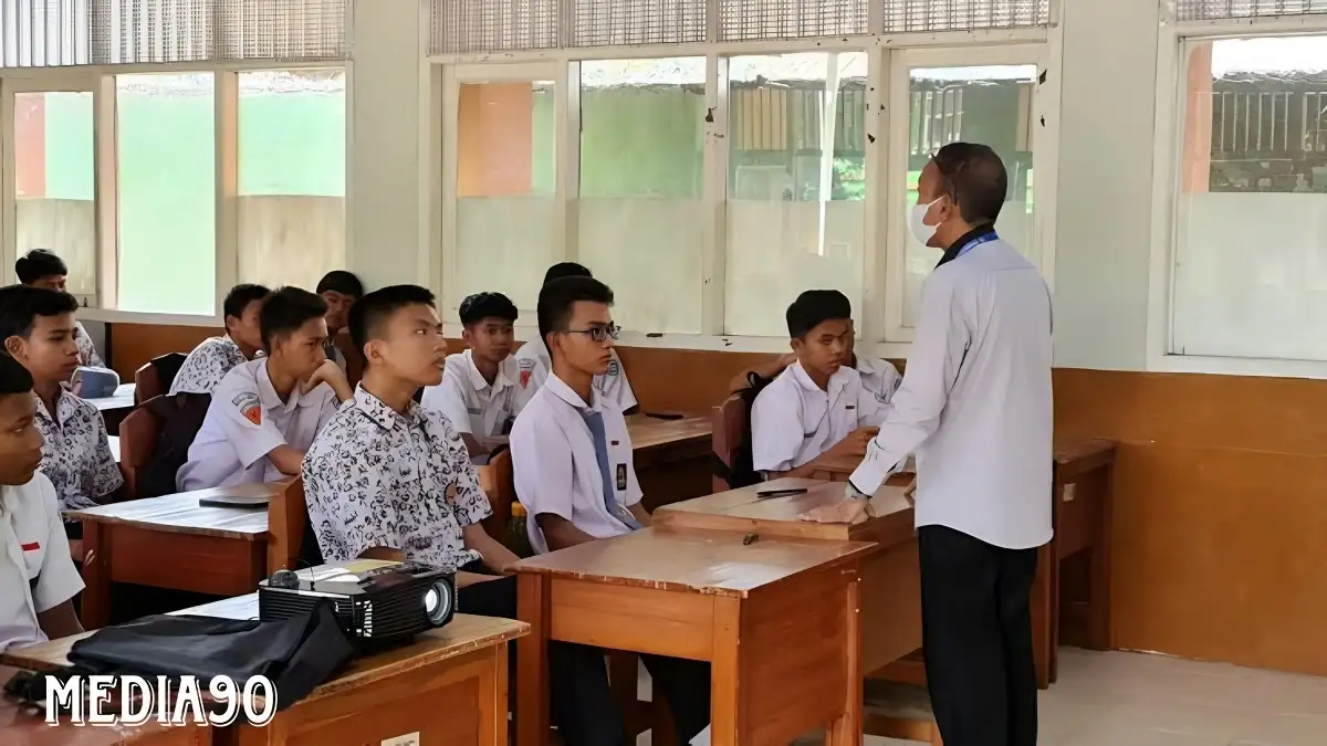 Dosen IIB Darmajaya Beri Pelatihan Jurnalistik di SMKN 8 Bandar Lampung