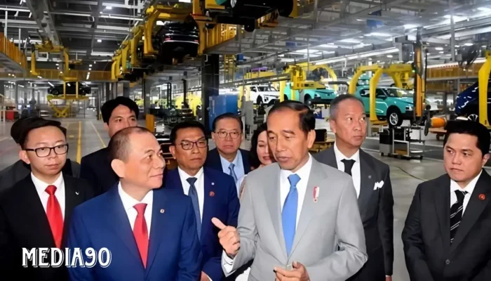 Presiden Jokowi Perkuat Kerjasama Ekonomi Melalui Kunjungan ke Pabrik VinFast Vietnam