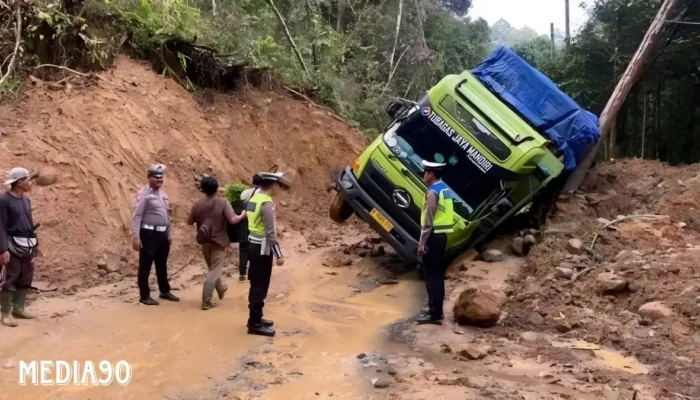 Longsor Paralisis Jalan Liwa-Krui: Truk Terperangkap Mengubah Jalur, Arus Lalu Lintas Dialihkan di Lampung Barat-Pesisir Barat