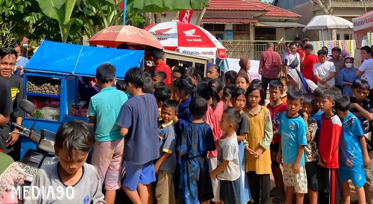Serahkan Hadiah Motor ke Warga Way Kanan, TDM Lampung Bagikan Jajanan Gratis ke Masyarakat