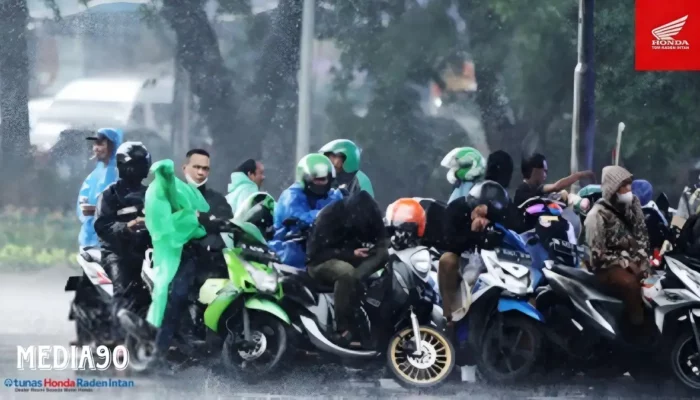 Tips Aman Berkendara Saat Hujan: Waspadai Berteduh di Kolong Jembatan, Petuah TDM Bandar Lampung