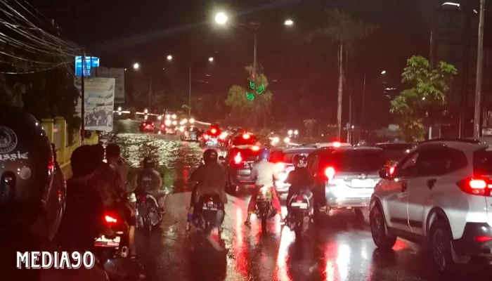 Kendaraan Terganggu di Bandar Lampung: Banjir Hambat Akses Jalan Protokol