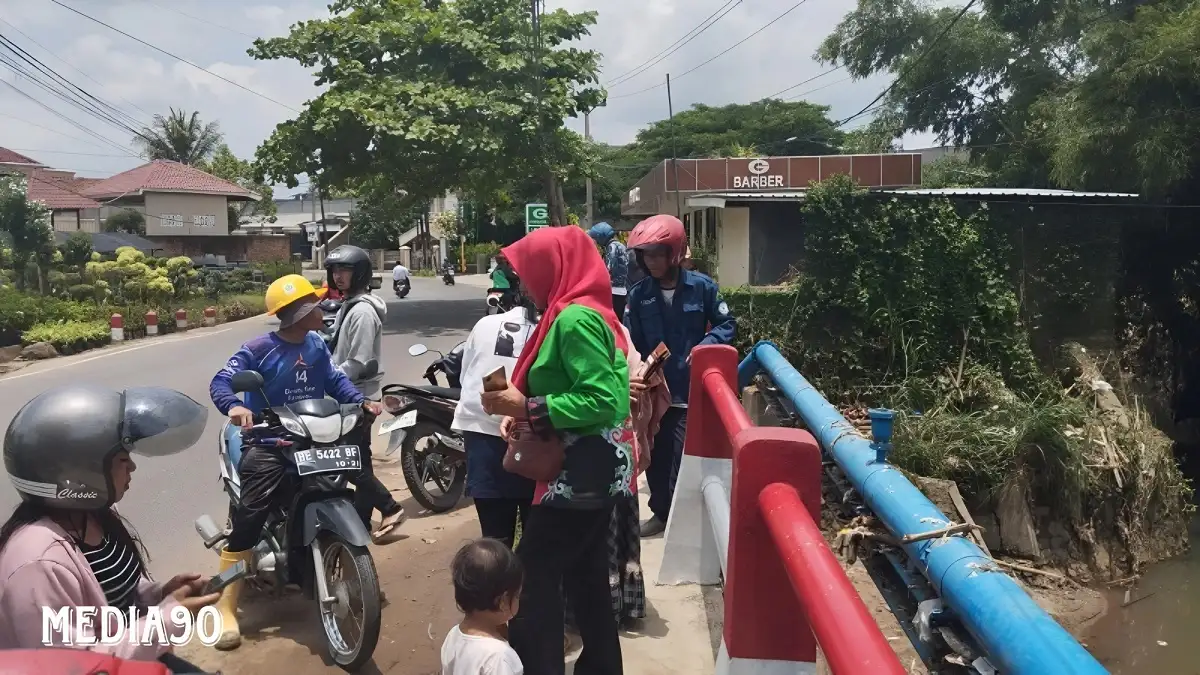 Cari Rongsok, Pria ini Temukan Jasad Bayi di Bawah Jembatan Urip Sumoharjo Bandar Lampung