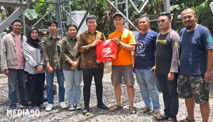 Mahasiswa Teknik Elektro Teknokrat Indonesia Membantu Pemasangan Timer Cek Sinyal di 10 Titik Lampung