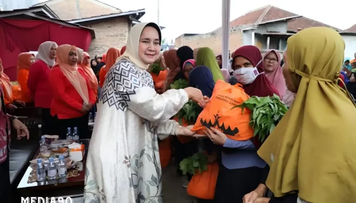 Riana Sari Arinal Memimpin Penyaluran Bantuan Sembako Melalui Program Siger Berbagi di Langkapura, Bandar Lampung