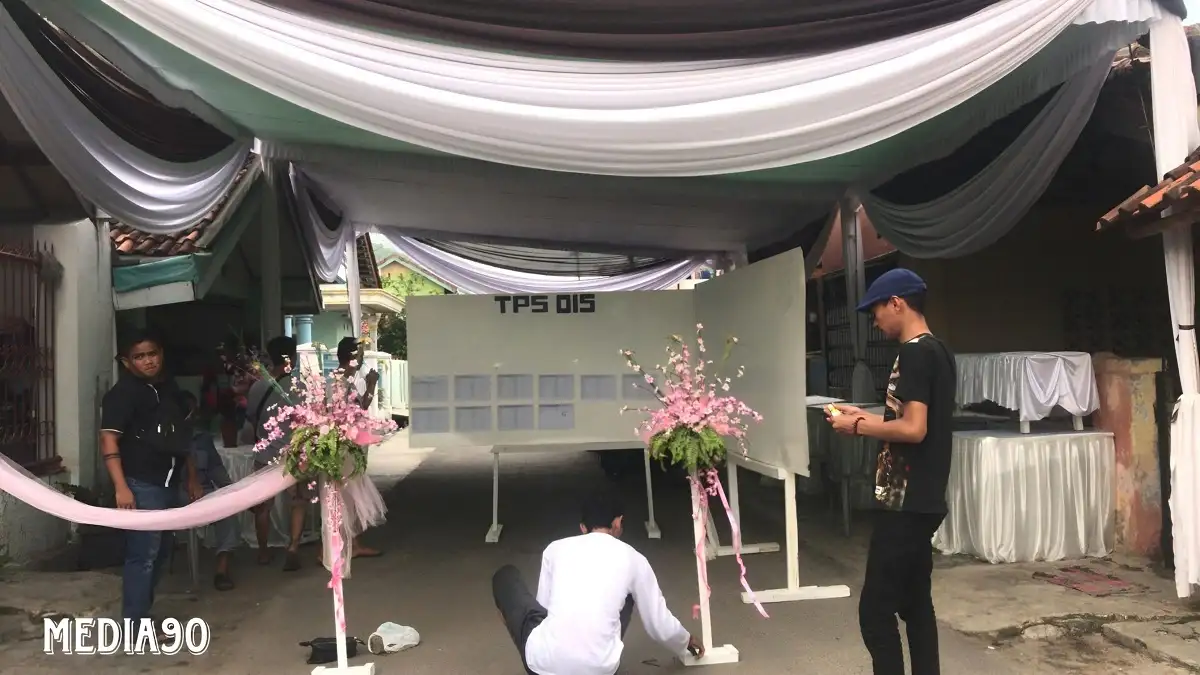 TPS 15 Panjang Bandar Lampung Hadirkan Konsep Valentine, KPPS Bagikan Bunga ke Pemilih