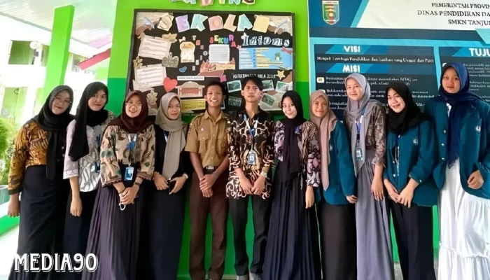 Mahasiswa KKN Unila Menginspirasi Kreativitas dan Literasi dengan Mading untuk Pelajar SMKN 1 Tanjung Sari