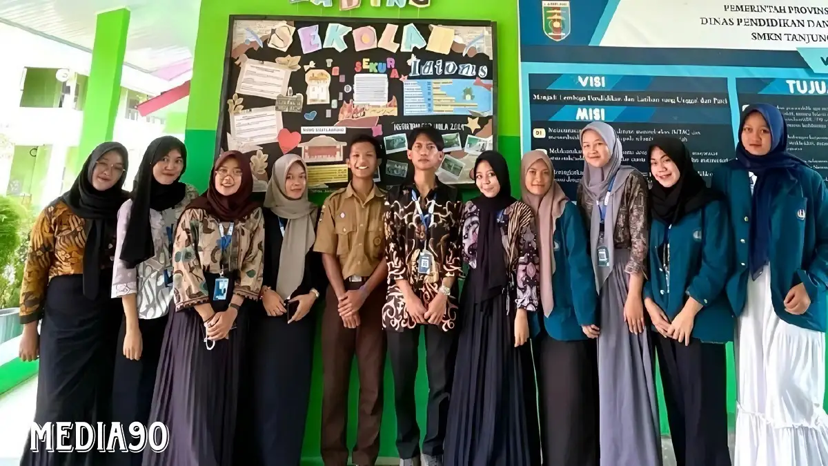 Tingkatkan Kreatifitas dan Literasi, Mahasiswa KKN Unila Buatkan Mading Pelajar SMKN 1 Tanjung Sari
