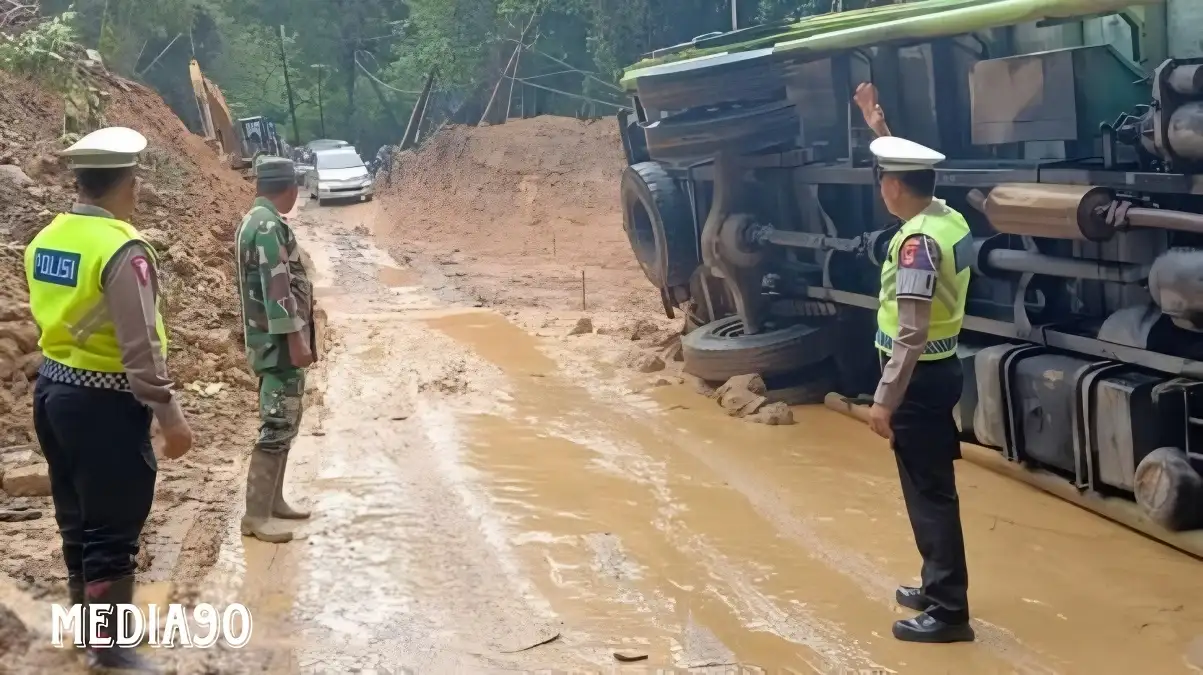 Fuso Terguling di Tanah Longsor Lampung Barat, Polisi Berlakukan Buka Tutup Jalur Liwa-Krui