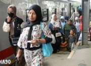 KAI Tanjungkarang Mengatur Barang Bawaan Pemudik Kereta Api Menjelang Mudik Lebaran