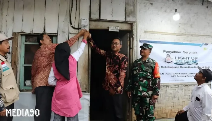 Berbagi Cahaya Ramadan: Karyawan PLN Lampung Bantu 35 Keluarga Prasejahtera dengan Pemasangan Listrik Gratis