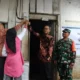Momen Ramadan, Karyawan PLN Lampung Pasang Listrik Gratis ke 35 Keluarga Prasejahtera