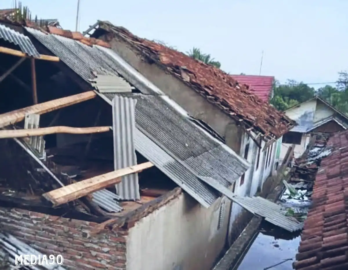 Ratusan Rumah Rusak Diterjang Puting Beliung, Polres Lampung Selatan Bantu Warga Desa Baru Ranji Merbau Mataram