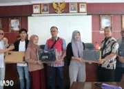 Yayasan Alfian Husin Berikan Bantuan Dana dan Laptop kepada Korban Banjir: Meringankan Beban Karyawan dan Mahasiswa