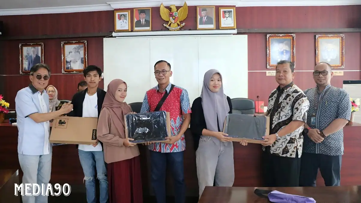 Ringankan Korban Banjir, Yayasan Alfian Husin Kembali Bantu Dana dan Laptop kepada Karyawan dan Mahasiswa