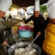 Bagikan Makanan Gratis untuk Pemudik, Brimob Buka Dapur Lapangan di Pelabuhan Bakauheni dan Panjang