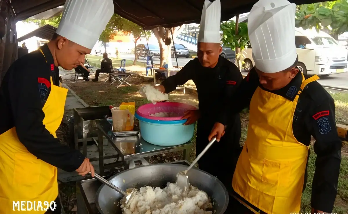 Bagikan Makanan Gratis untuk Pemudik, Brimob Buka Dapur Lapangan di Pelabuhan Bakauheni dan Panjang