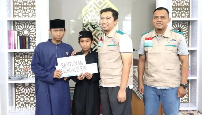 Berbagi Kebahagiaan Ramadan: YBM PLN Lampung Menyalurkan Zakat kepada Santri dan Marbot Masjid