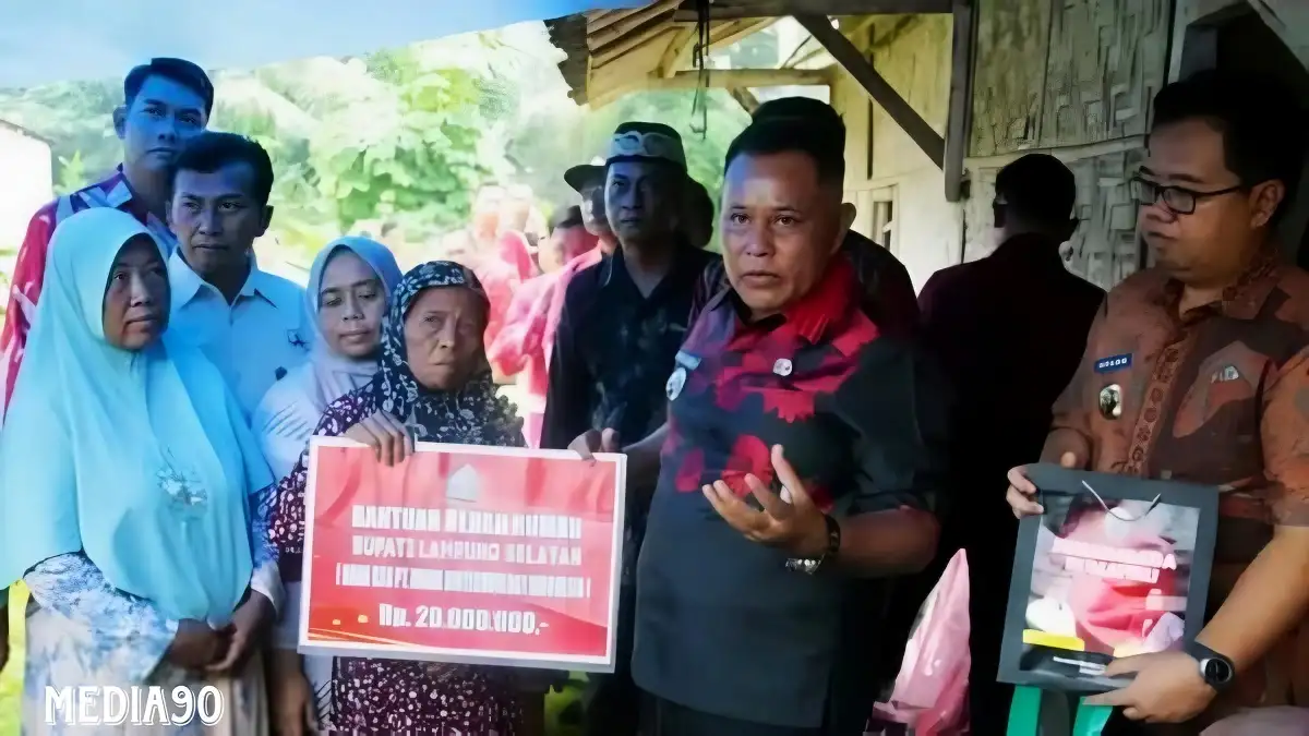 Bersumber Dana CSR dan Geserbu, Empat Warga Natar Terima Dana Bedah Rumah dari Bupati Nanang