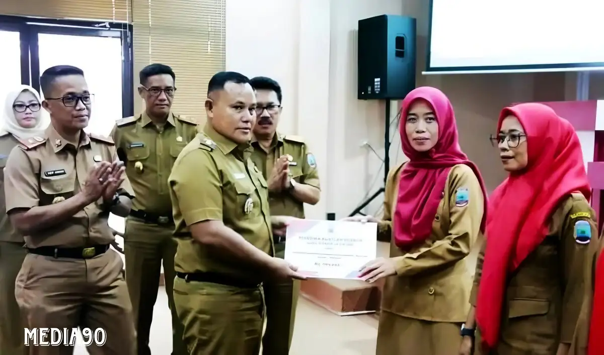 Bupati Lampung Selatan Serahkan Insentif 5.097 Guru Honor Dinas Pendidikan, Segini Besarannya
