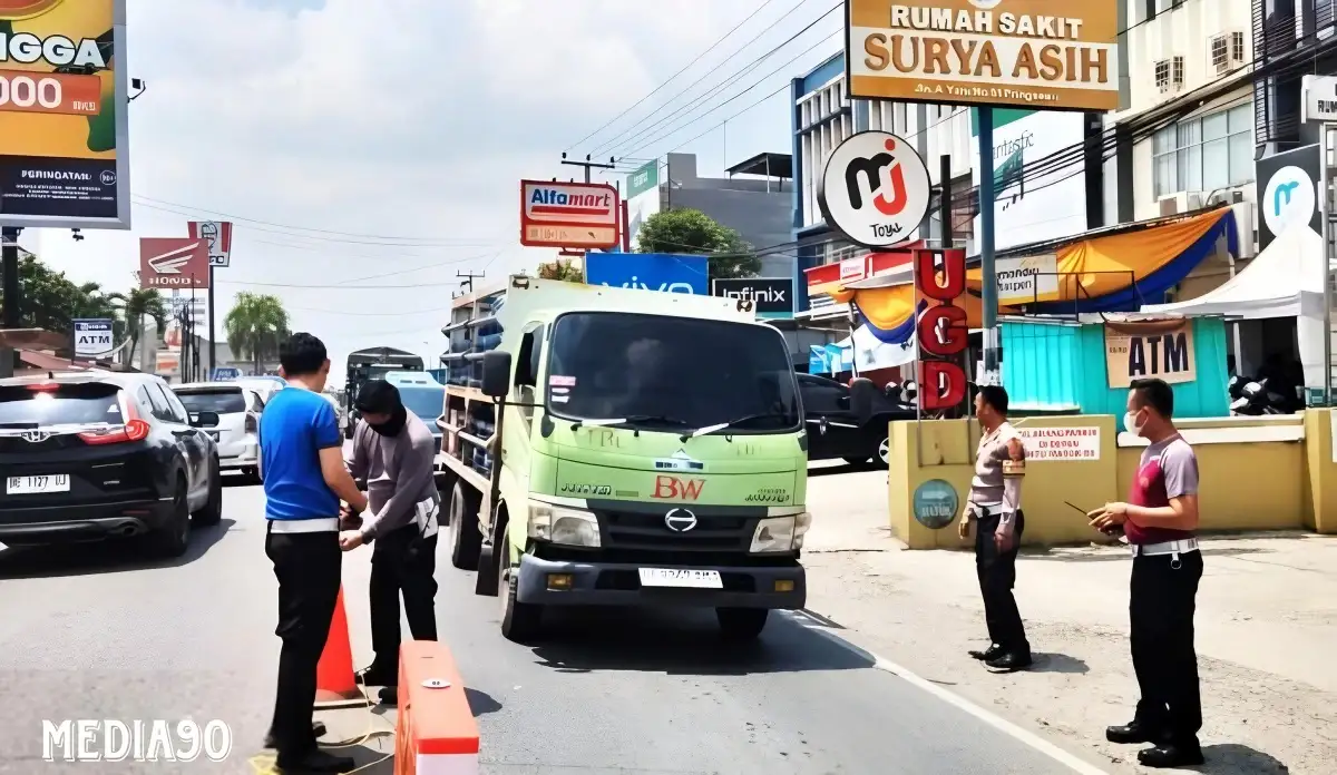 Cegah Kemacetan Idufitri, Polres Pringsewu Pasang Pembatas Jalan Mulai Pasar Induk Hingga Multi Mart Sidoharjo
