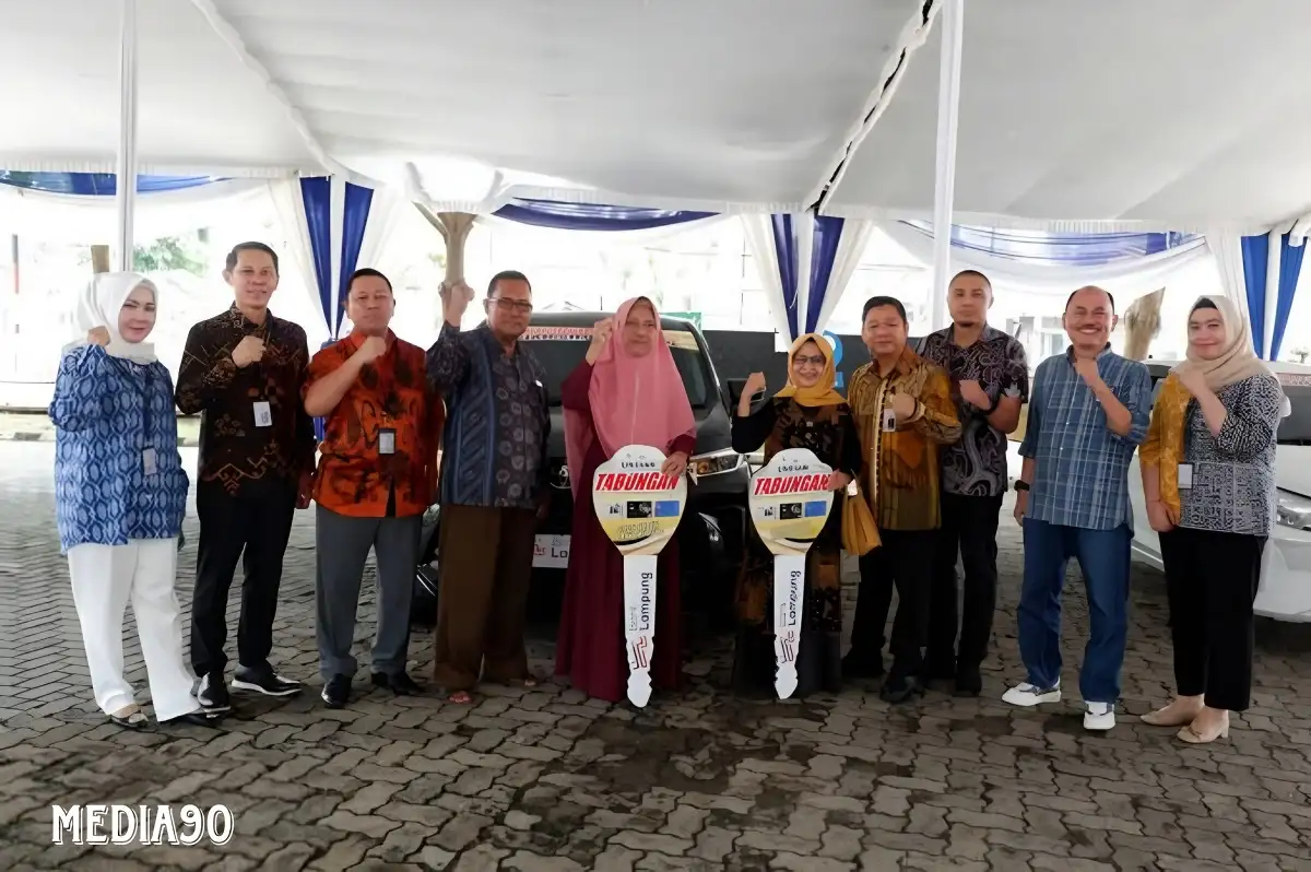 Dirut Bank Lampung Serahkan Dua Mobil Hadiah Grand Prize Undian Lokal Bank Lampung