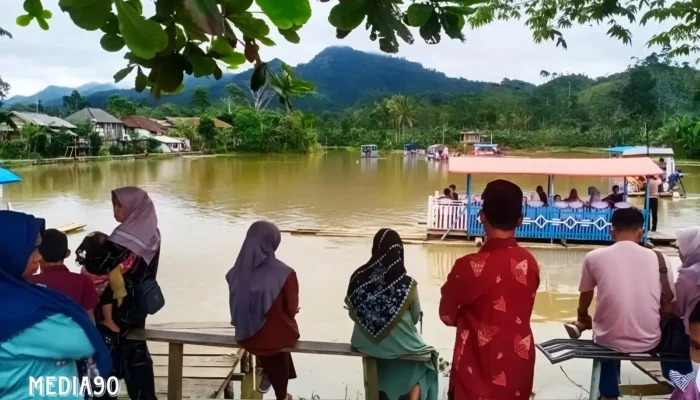 Embung Cekdam Pekon Puramekar: Destinasi Favorit Liburan Idulfitri di Lampung Barat