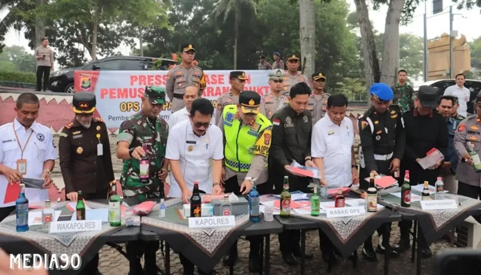 Polres Lampung Selatan Lakukan Operasi Ramadan, Musnahkan Ratusan Miras dan Tuak