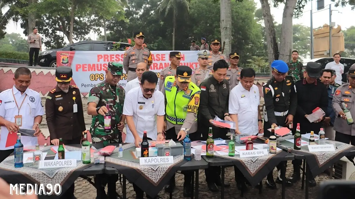 Hasil Operasi Ramadan, Polres Lampung Selatan Musnahkan Ratusan Miras dan Tuak