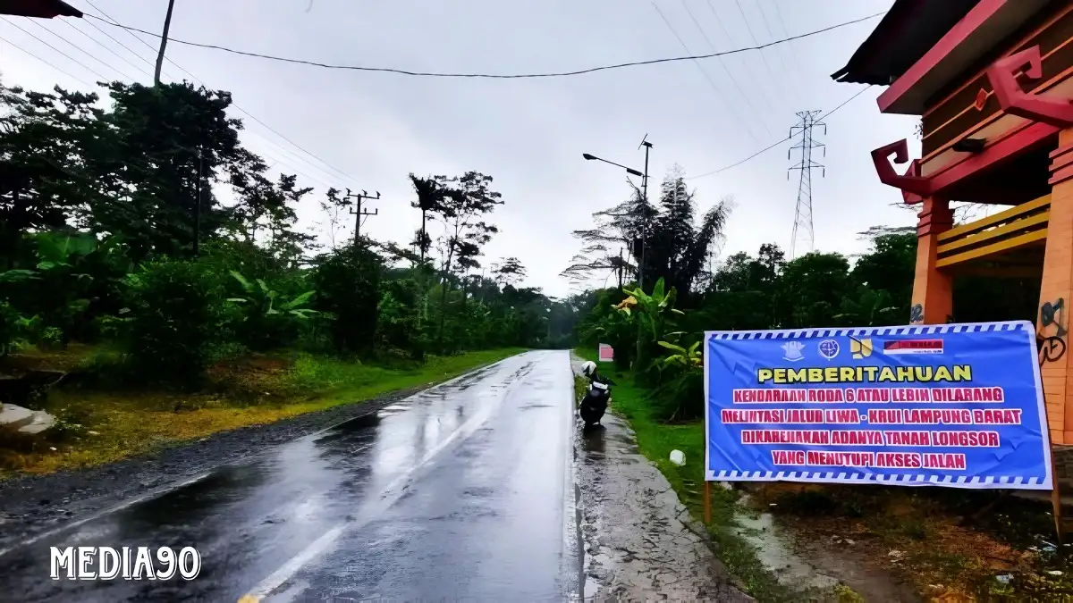 Jalur Liwa-Krui Longsor di KM 17 Kubu Perahu Lampung Barat, Kendaraan Roda Enam atau Lebih Dilarang Lewat