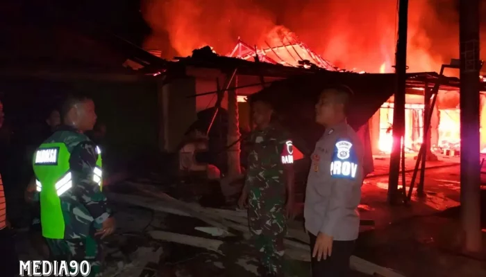 Kebakaran Menghanguskan Properti Bernilai Rp400 Juta di Pasar Tridatu Lampung Timur: Satu Rumah dan Dua Ruko Sembako Dilaporkan Terbakar