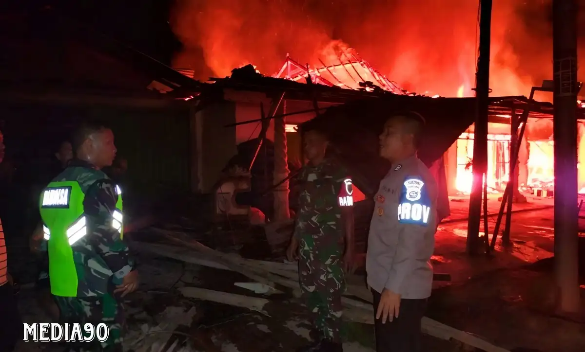 Kebakaran Hanguskan Satu Rumah dan Dua Ruko Sembako di Pasar Tridatu Lampung Timur, Kerugian Rp400 Juta