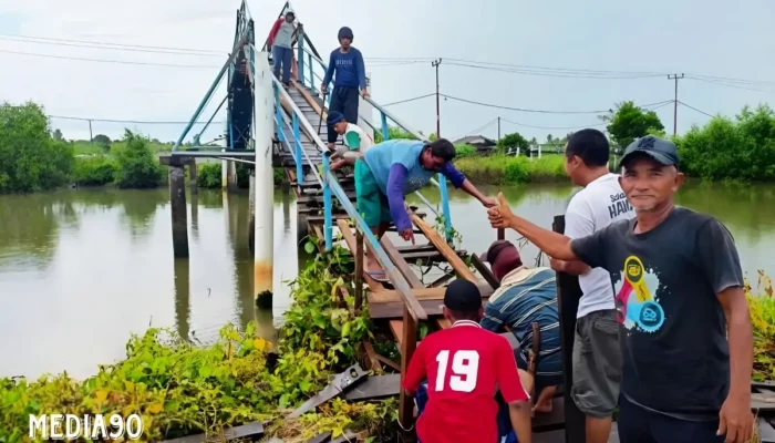 Kisah Jembatan: Petambak di Kampung Bumi Sentosa Hadapi Tantangan Meski Lapuk Dimakan Usia