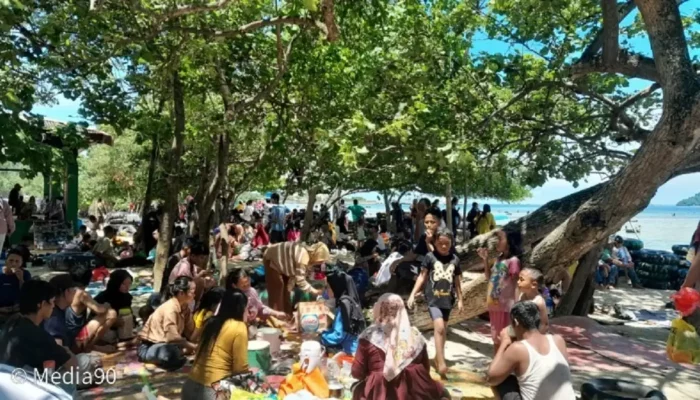 Menyambut Libur Lebaran 2024 dengan Bersantai di Primadona Wisata, Pantai Pasir Putih Lampung