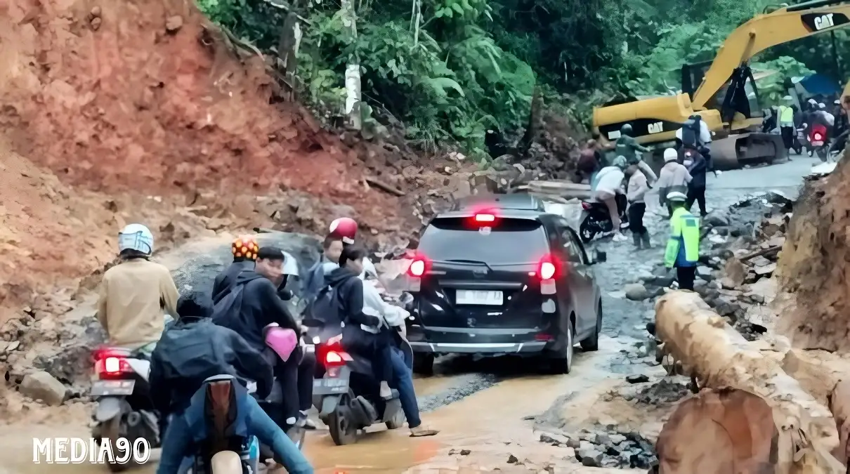 Macet di Jalan Longsor KM 17 Lampung Barat, Polisi Berlakukan Sistem Buka Tutup, Waspada Longsor Susulan