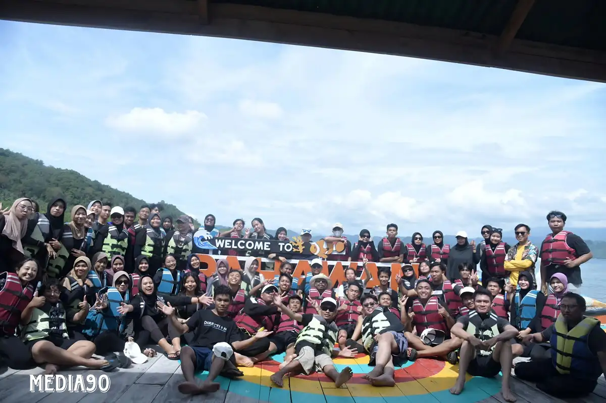 Mahasiswa PMM Teknokrat Indonesia Gelar Kegiatan Modul Nusantara Perluas Wawasan dan Budaya di Pantai Pahawang