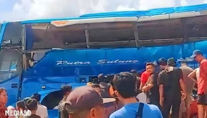 Tumbukan Tragis: KA Ekspres Rajabasa Menabrak Bus Lampung Putra, Menyebabkan Kematian Empat Penumpang