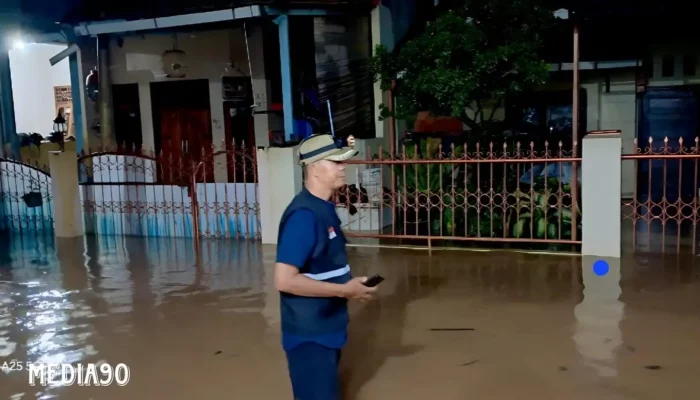 Kembali Diterjang Banjir Bandang, Warga Perumahan Glora Persada Rajabasa Raya Bandar Lampung Berjuang Mengungsi