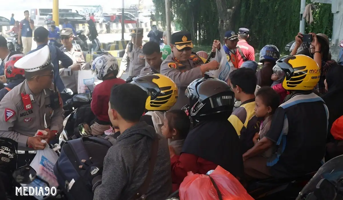 Polres Lampung Selatan Bagikan Minuman dan Makanan Ringan Gratis ke Pemudik Bermotor di Bakauheni
