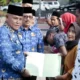 Serahkan Sertifikat ke Penerima Bantuan Bedah Rumah, Bupati Lampung Selatan Jangan Buru Jaminkan ke Bank