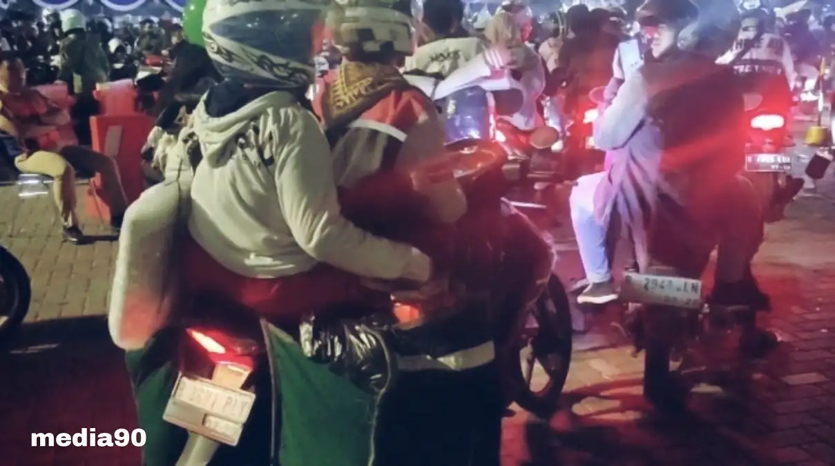Suami Istri dari Tangerang Mudik Pakai Motor Bawa Kue 100 Kg Demi Keluarga di Lampung