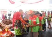 Kegenerousan Wali Kota Eva Dwiana: Bantuan Sembako untuk Petugas Kebersihan di Bandar Lampung