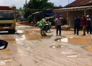 Bertahun-Tahun Jalan Rusak, Warga Desa Poncowarno Kalirejo Lampung Tengah Unjuk Rasa