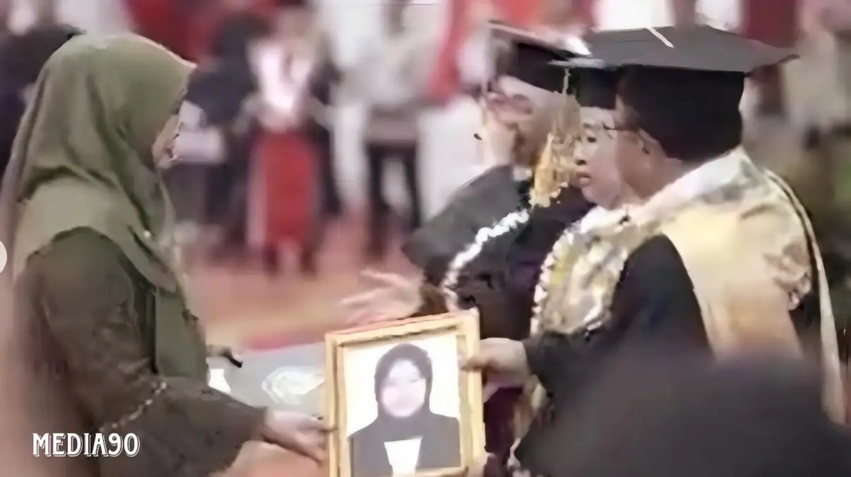Berurai Air Mata, Ibu ini Gantikan Putrinya yang Wafat Wisuda Fakultas Kedokteran Universitas Lampung