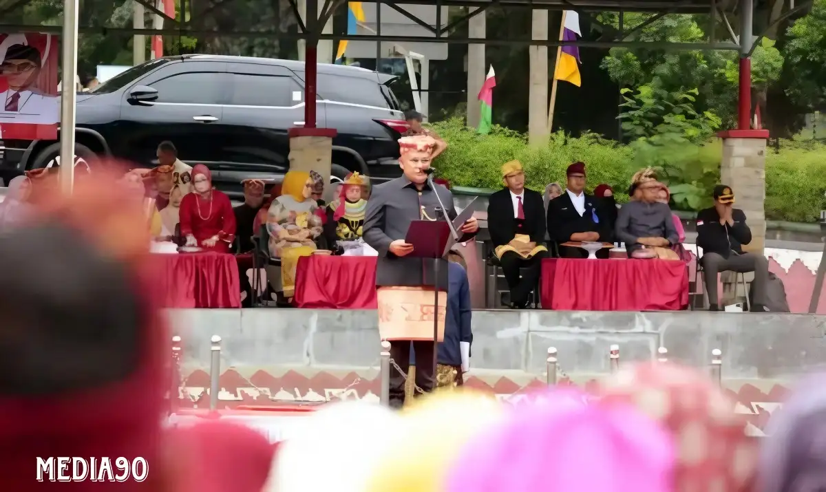 Hari Pendidikan Nasional 2024, Bupati Lampung Selatan Serahkan Satyalancana Karya Satya untuk Guru