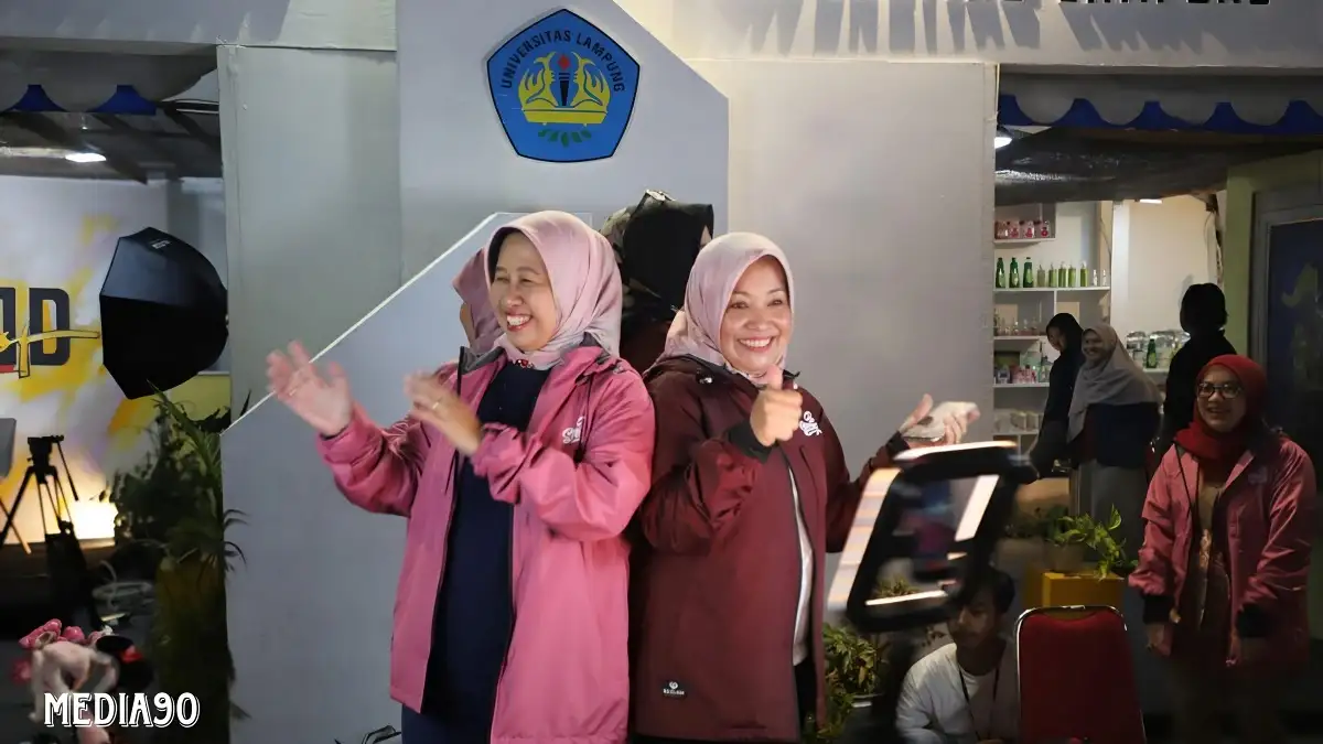 Kunjungi Stan di Pekan Raya Lampung 2024, Rektor Unila Kenalkan Tagline Be Strong ke Pengunjung