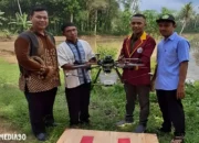 Mahasiswa FTIK Teknokrat Indonesia Meluncurkan Pengujian Terbang Drone Pertanian untuk Penyemprotan Gulma