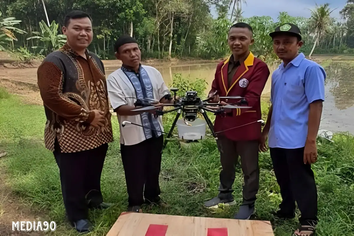 Mahasiswa FTIK Teknokrat Indonesia Uji Terbang Drone Pertanian Penyemprot Gulma