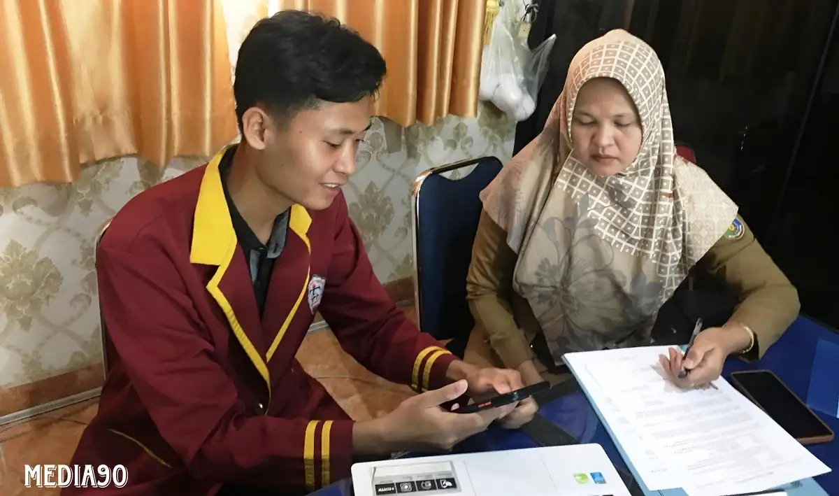 Mahasiswa Teknokrat Indonesia Serahkan Skripsi Presensi Kehadiran Berbasis Mobile kepada SMAN 7 Bandar Lampung