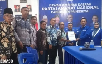 Langkah Baru: Fauzi Mantan Wakil Bupati Ambil Formulir Pendaftaran Calon Bupati Pringsewu dari PAN